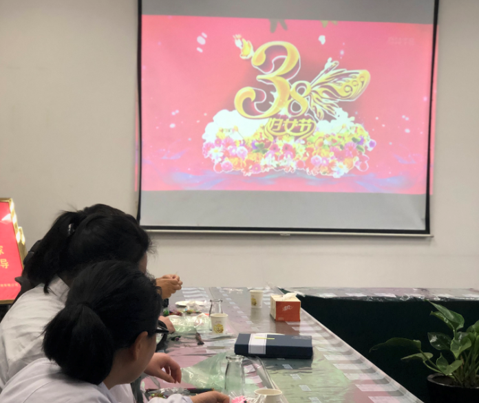 祝德诺的女神们节日快乐！